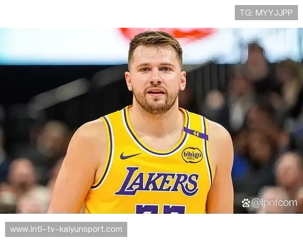 湖人险胜马刺，东契奇和艾顿表现抢眼，湖人不敌独行侠 东契奇30 9 8